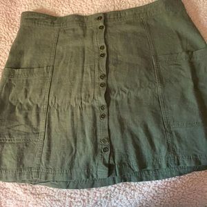 Size Large army green with pockets